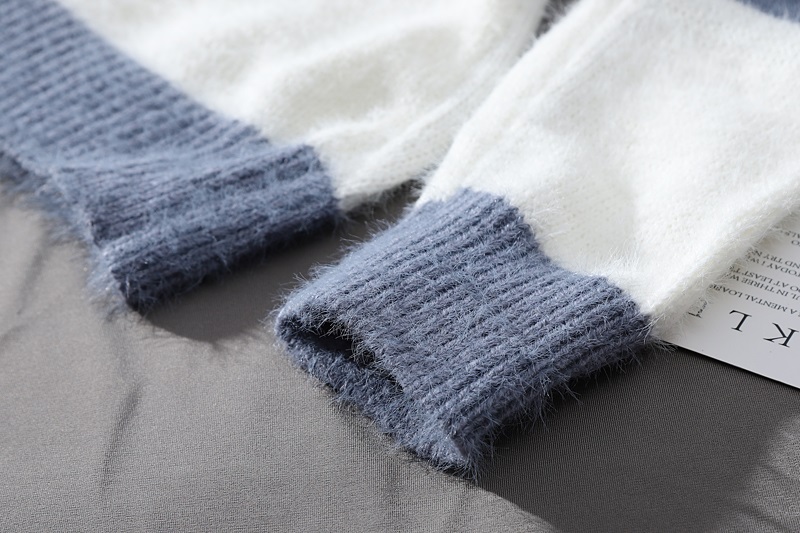 พร้อมส่ง - เสื้อไหมพรมลายขวางคอกลม ST218 (สีฟ้า)