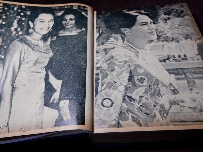 สมเด็จพระนางเจ้าสิริกิติ์ พระบรมราชินีนาถ โดย กองบรรณาธิการ หนังสือพิมพ์เสรีรัฐ ปกเเข็ง