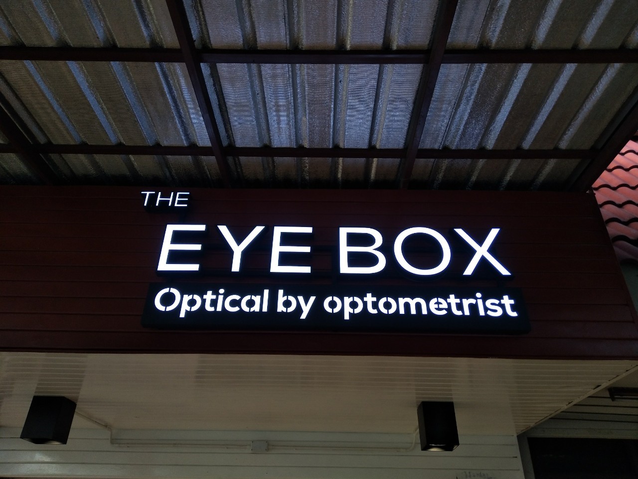 ป้ายตัวอักษรซิงค์ ติดไฟออกหน้า - THE EYE BOX