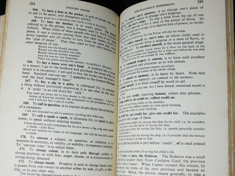 ENGLISH IDIOMS AND HOW TO USE THEM BY W.McMORDIE . oxford university press ปกแข็ง ปี 1961