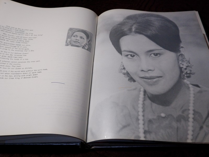 ลิลิตพระราชประวัติ เเละพระบรมฉายาลักษณ์ ของ สมเด็จพระนางเจ้าสิริกิติ์ พระบรมราชินีนาถ ปกเเข็ง