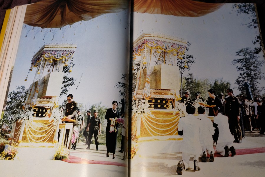 อนุสรณ์เนื่องในงานพระราชทานเพลิงศพ พระอาจารย์ฝั้น อาจาโร ปกแข็งพร้อมเหรียญ ปี 2521