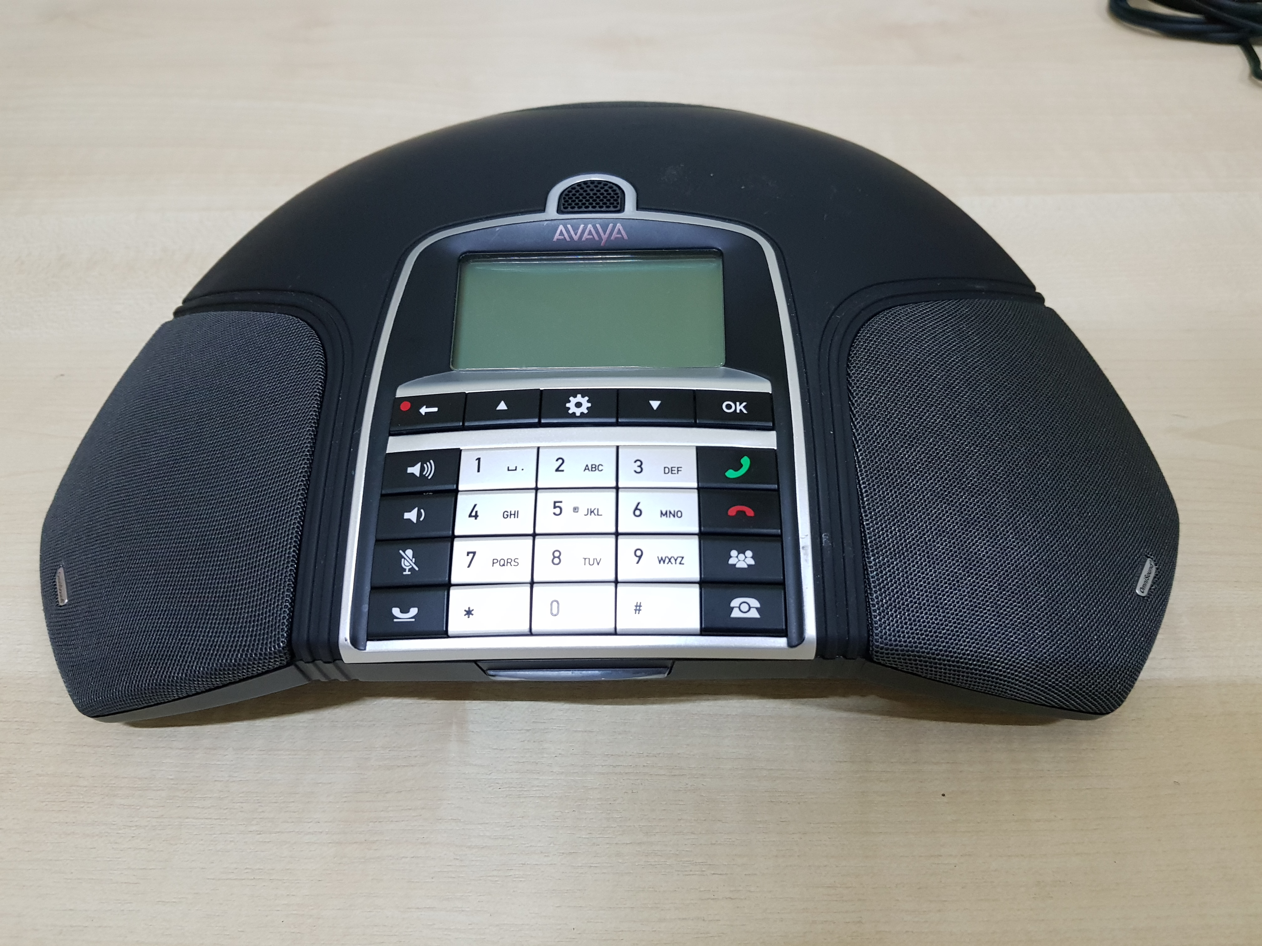 โทรศัพท์ Avaya B179 SIP Conference ได้รับการออกแบบให้มีห้องประชุมและห้องประชุมขนาดใหญ่ที่รองรับกลุ่มตั้งแต่ 10 คนขึ้นไป
