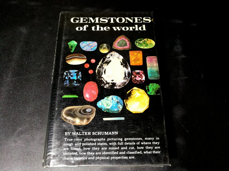 GEMSTONES of the world by walter schumann ปกแข็ง 256 หน้า ปี 1984