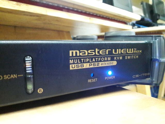 CS1758 สวิตช์ KVM Switch (พอร์ต PS / 2 และ USB) ATEN 8 พอร์ตพร้อมระบบรองรับเสียง Cascadable CS1758