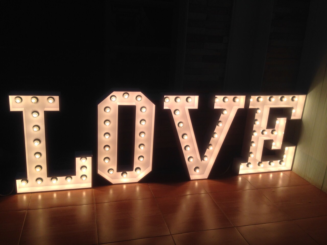 ชุดตัวอักษรภติดหลอดไฟ LOVE ขนาดสูง 70 cm.