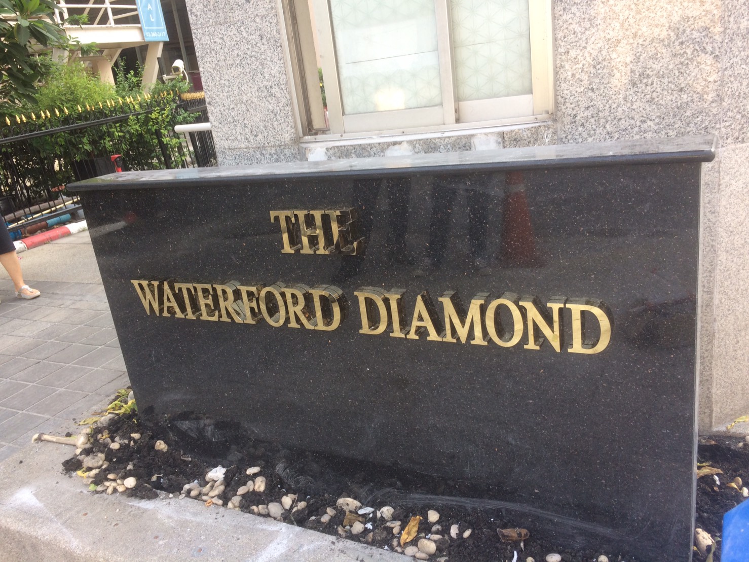 อักษรสแตนเลสหน้าทอง (ไททาเนียม) ติดตั้ง #Thewaterforddiamono #สุขุมวิท