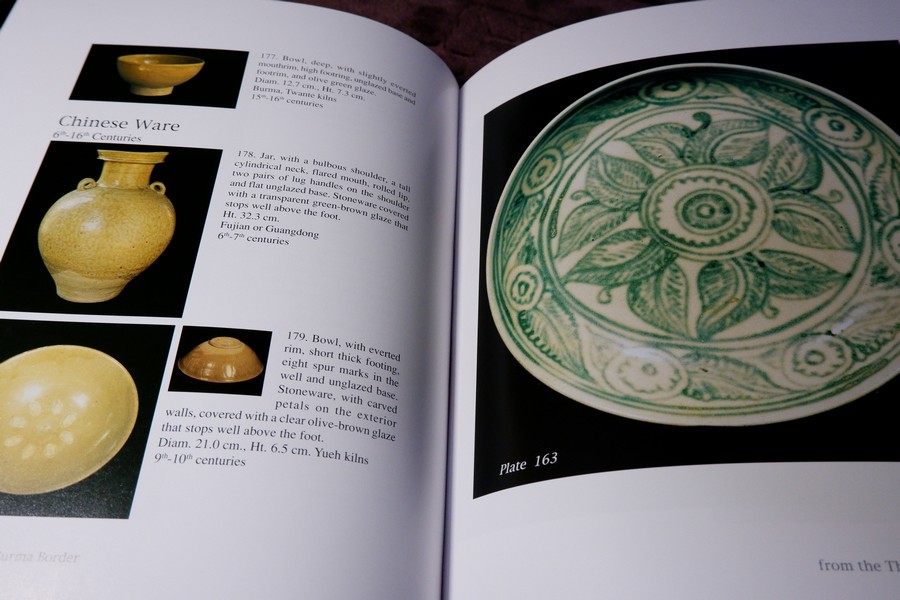 Ceramics from the Thai-Burma Border by Sumitr Pitiphat ปกเเข็ง190 หน้า ปี 1992