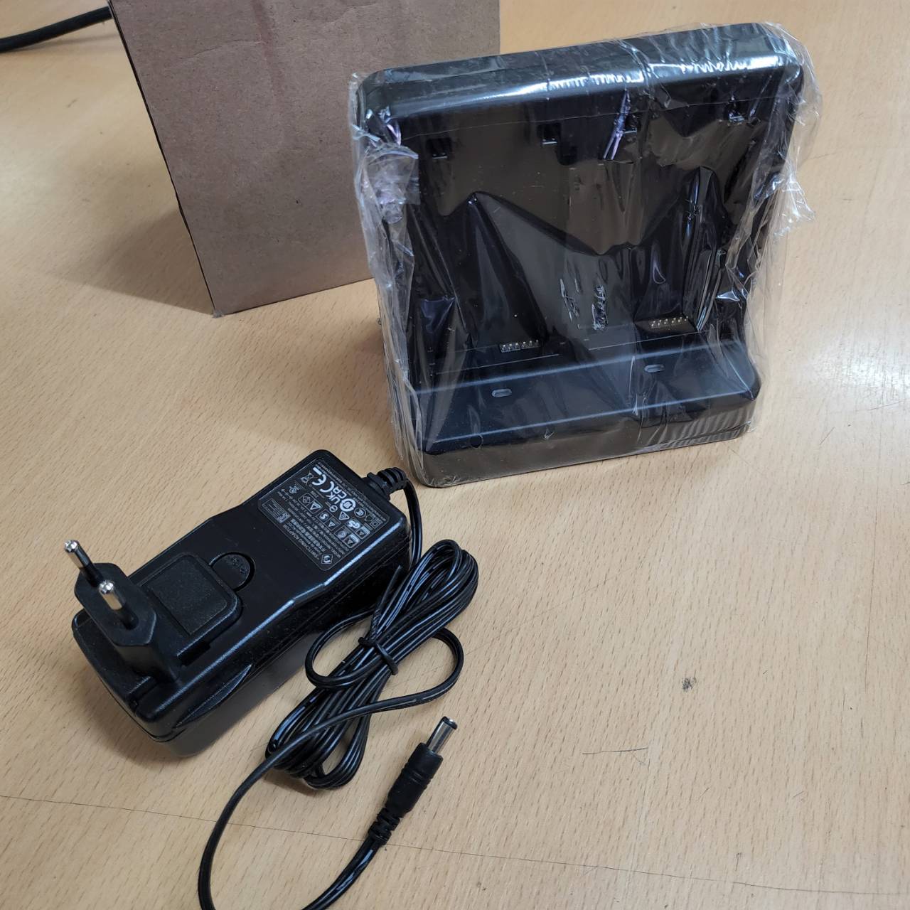 แท่นชาร์จ iDATA 4 slot battery charge model :4SBC-K1-01