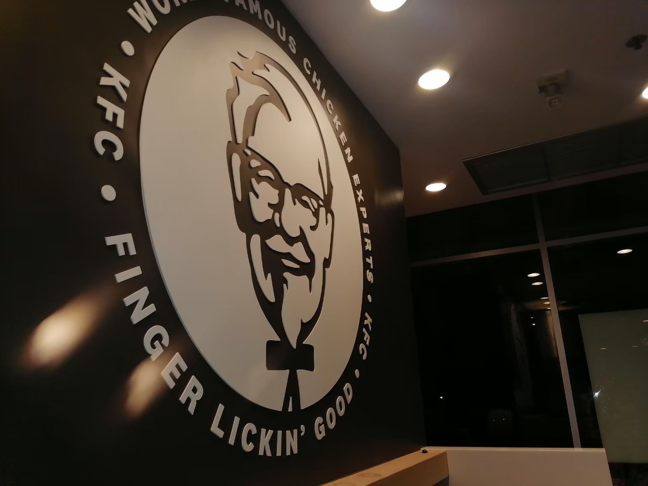 งานตกแต่งป้ายและสติ๊กเกอร์ร้านไก่ KFC