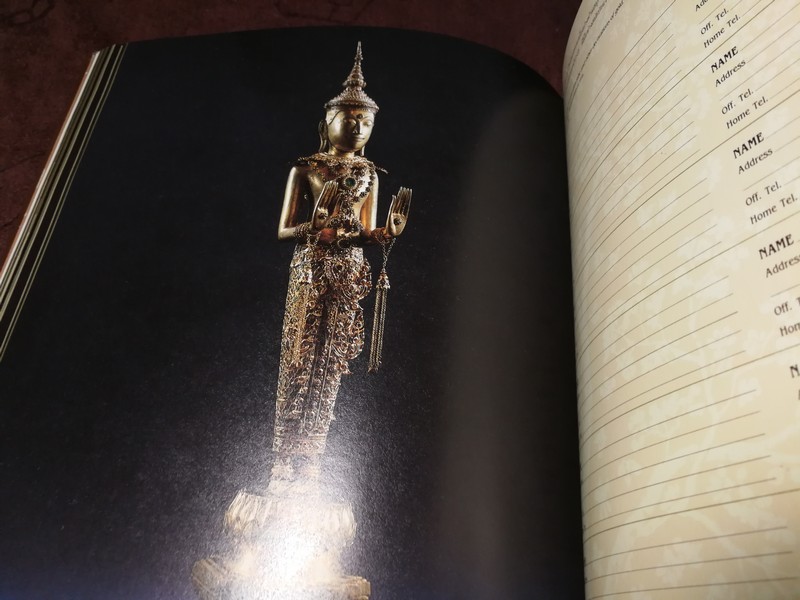 ศิลปะวัตถุ ปกเเข็งลายทอง มีรูปภาพสี 62 หน้า (เป็นสมุดบุนทึกโทรศัพท์) ปี 2529