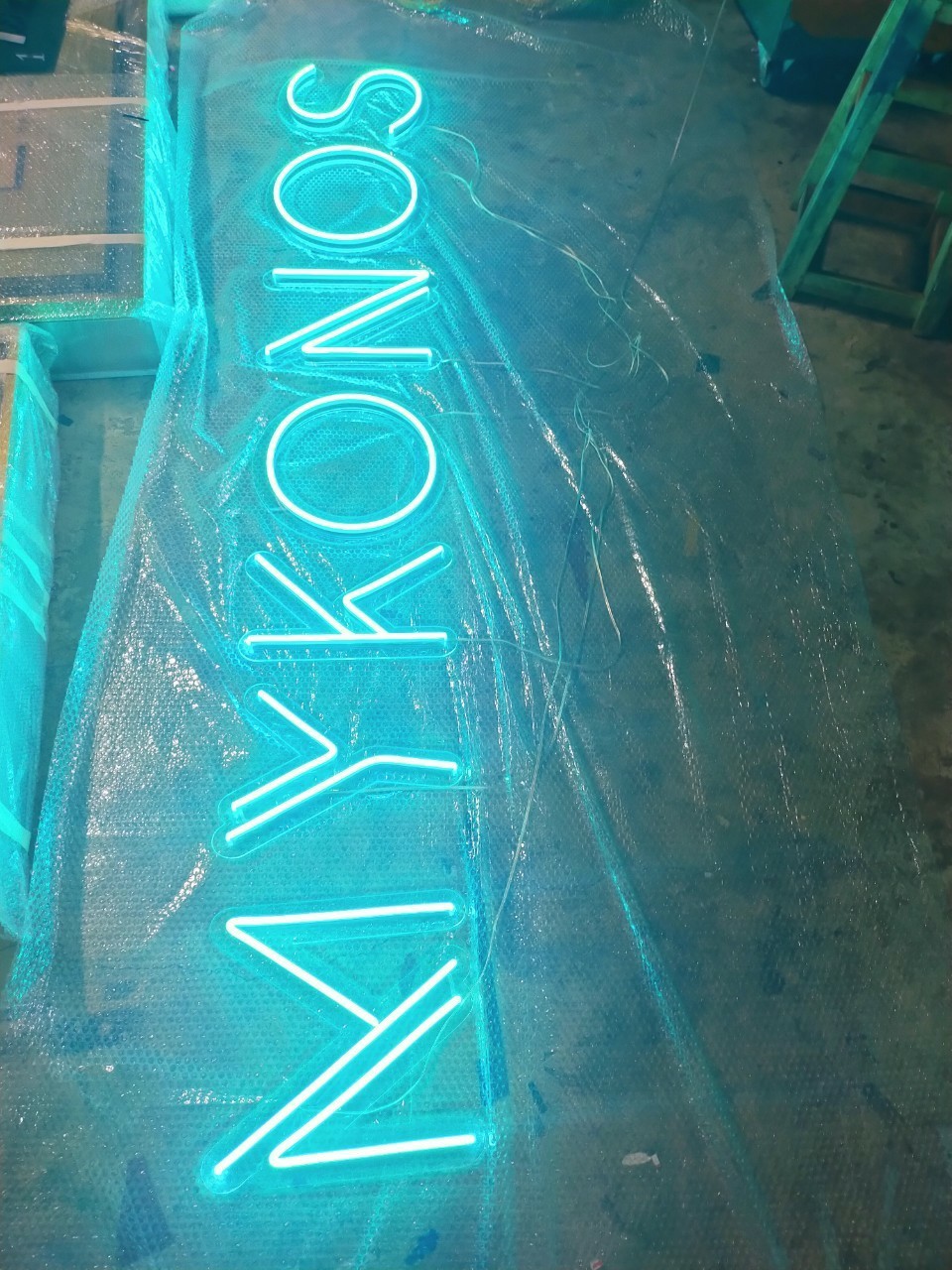 ป้ายไฟนีออน LED อะคริลิคใสรองหลัง