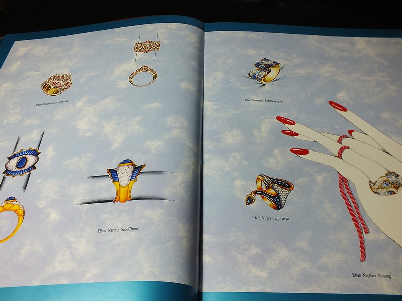 Jew Fest Catalogue 2 โดย สมาคมผู้ค้าอัญมณีไทยเเละเครื่องประดับ (TGJTA) ปกแข็ง 240 หน้า ปี 1995