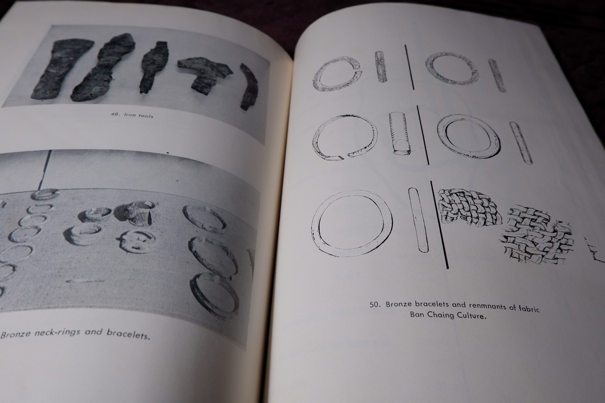 BAN CHIANG PREHISTORIC CULTURES by ศ..ชิน อยู่ดี พิมพ์ปี 1975