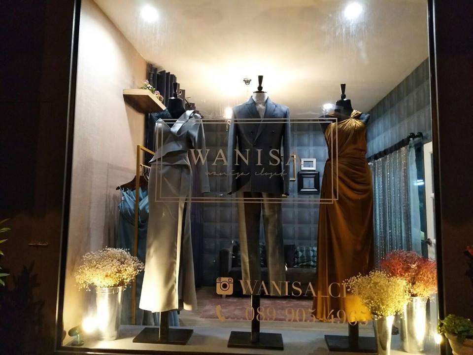 ป้ายร้าน #wanisa อักษรสแตนเลสหน้าทอง สติกเดอร์ไดคัทติดกระจก