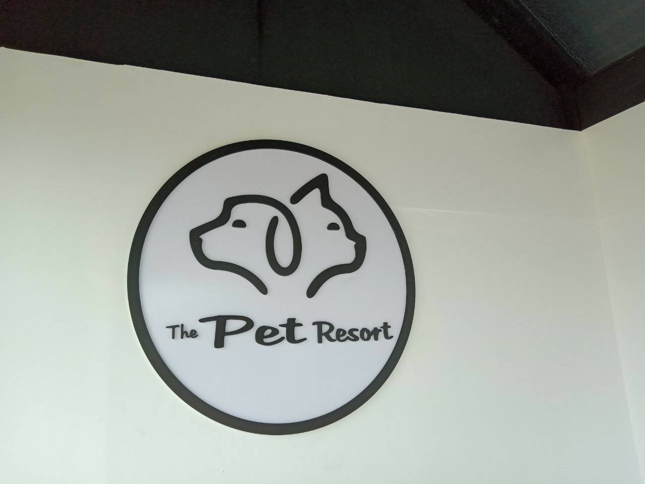 พื้นพลาสวู๊ด 10mm.พ่นสีขาว ติดพลาสวู๊ด 10 mm.อักษรไดคัท ตามโลโก้ และขอบพ่นสีดำ 2ชิ้น ขนาด 60*60cm 1ชิ้น ขนาด 120*120cm. 1ชิ้น