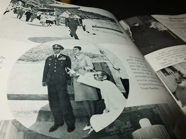 Thailand Illustrated หน้าปก ในหลวงเเละพระราชินี พิมพ์ปี 2507 หนา 32 หน้า