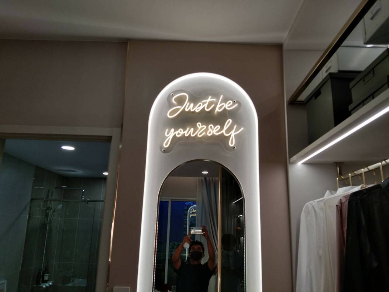 ป้ายไฟนีออน LED อะคริลิคใสรองหลัง