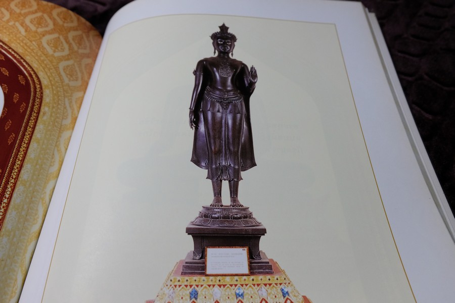 พระพุทธรูปที่พระระเบียงพระอุโบสถ วัดเบญจมบพิตรดุสิตวนาราม หนา 138 หน้า พิมพ์ปี 2543