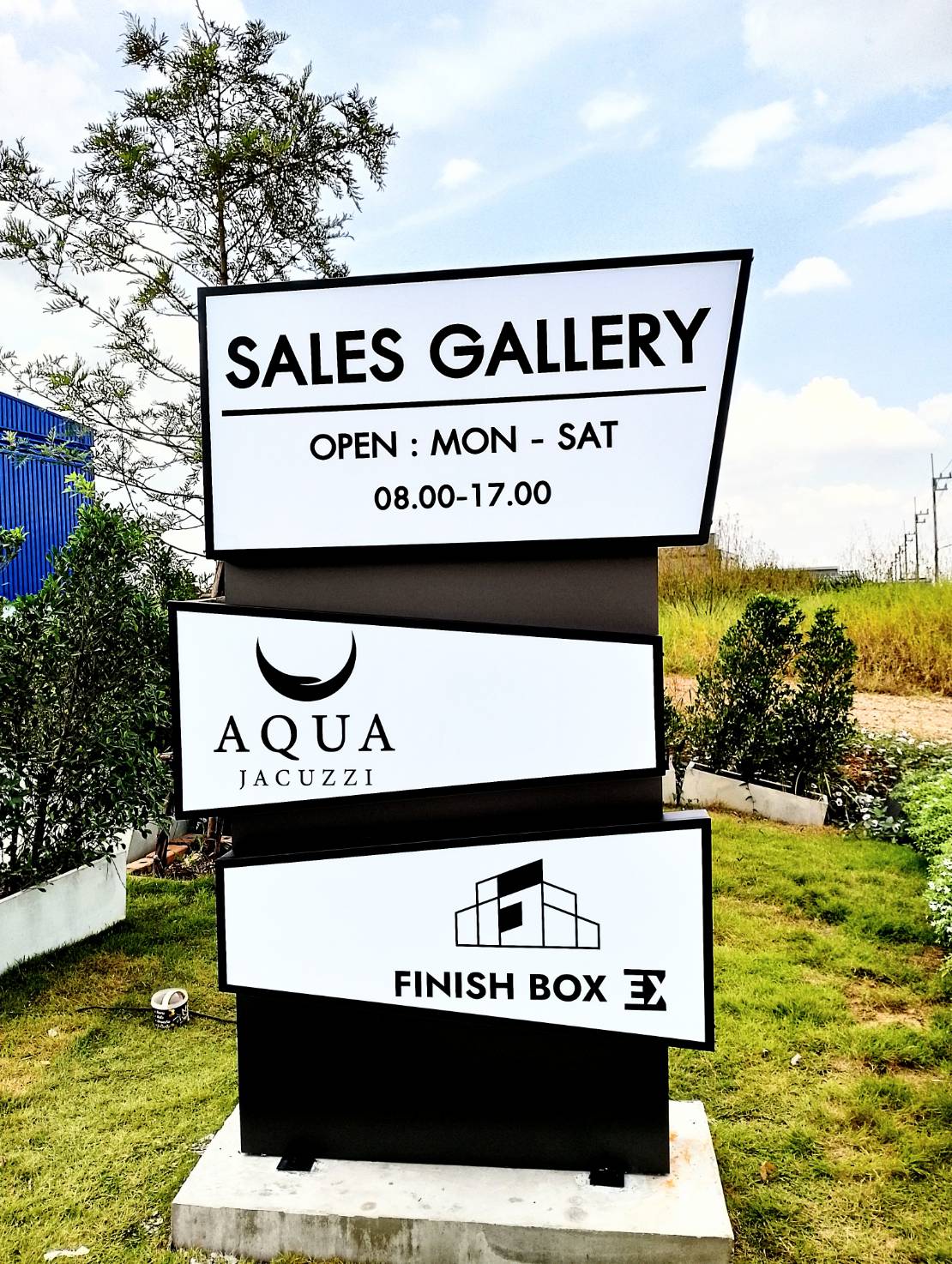 #ป้ายกล่องไฟด้านหลังป้ายพื้นคอมโพสิตยกขอบ