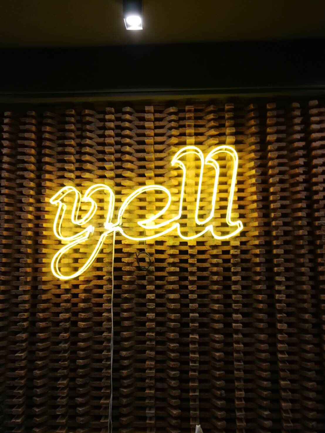 ป้ายไฟนีออนดัด #Yell