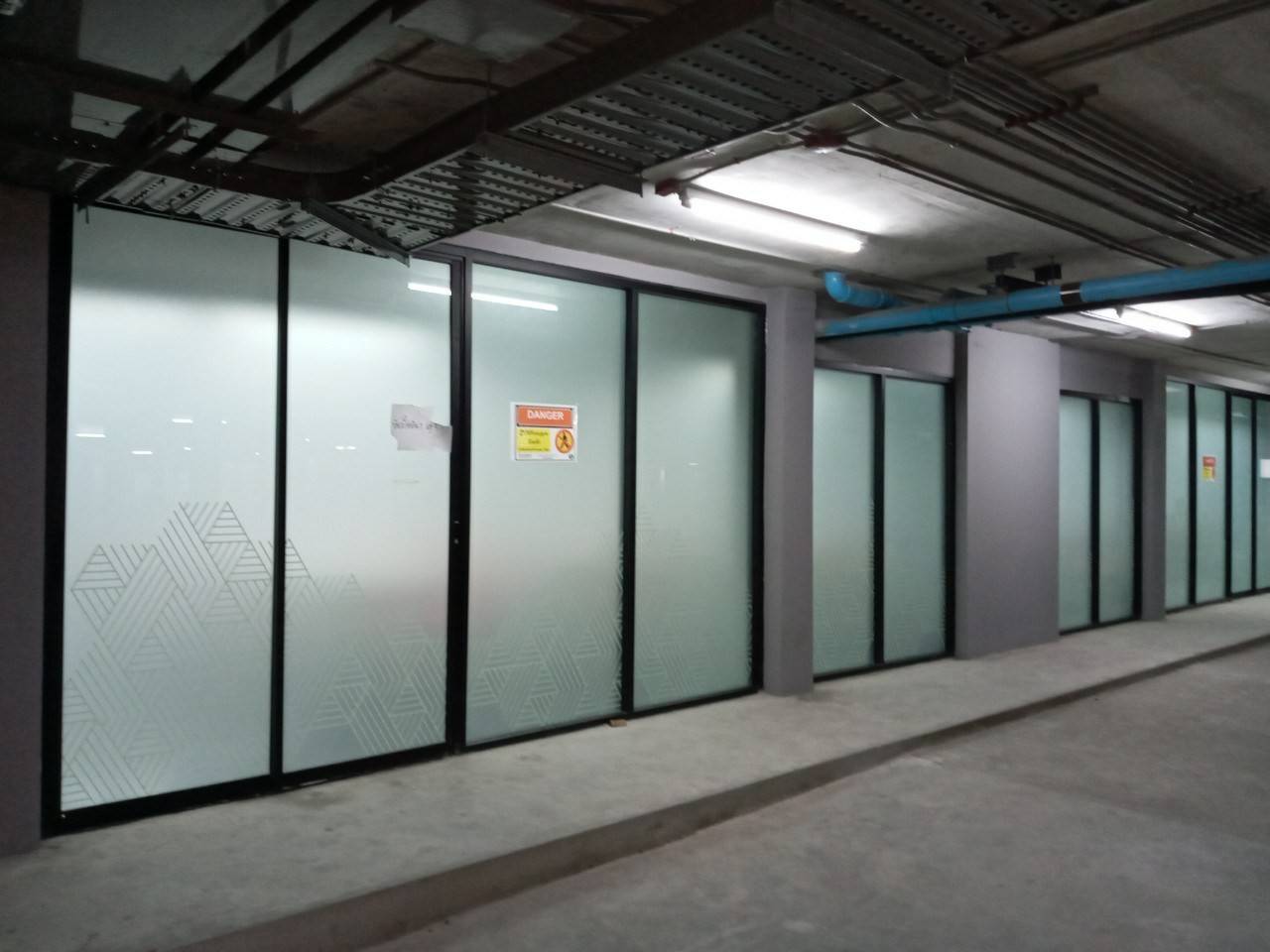 รับงานติดสติกเกอร์ฝ้าทุกชนิด #ฝ้าติดกระจกสำนักงาน