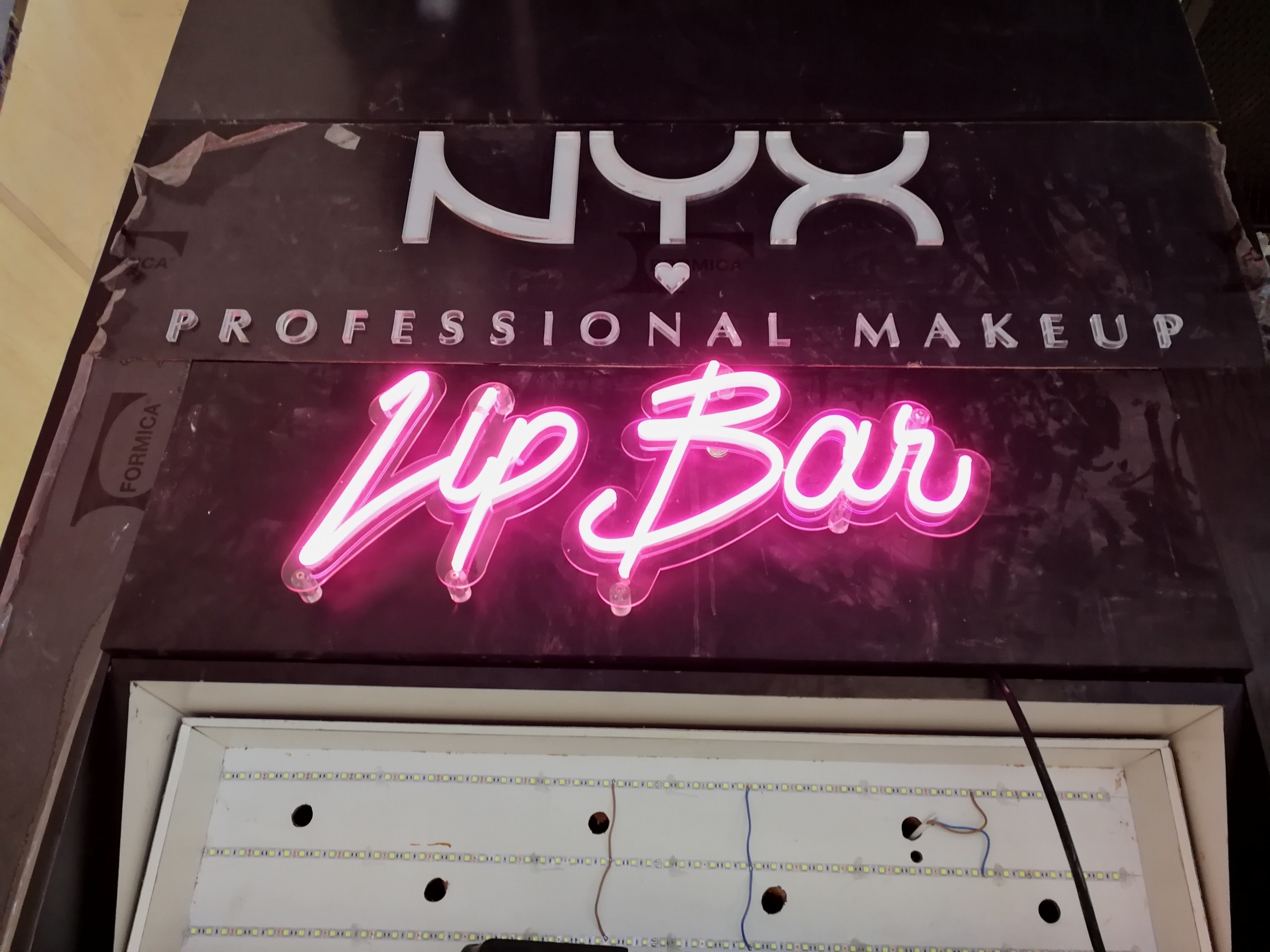 ป้ายไฟนีออน flex สีชมพู ติดบนอะคริลิคใส #LipBar ติดตั้งป้าย Central ภูเก็ต