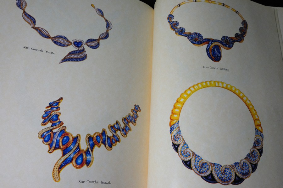 Jew Fest Catalogue 3 โดย สมาคมผู้ค้าอัญมณีไทยเเละเครื่องประดับ (TGJTA) ปกแข็ง 200 หน้า ปี 1996