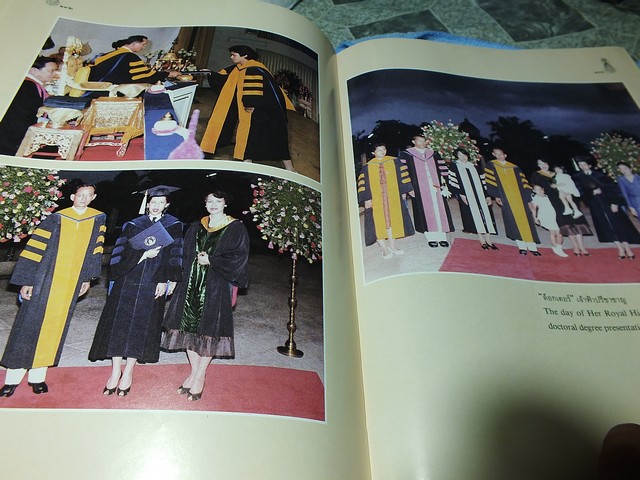 พระร่มเกล้าของชาวไทย โดย พิชัย รัตตกุล เเละ คณะกรรมการเอกลักษณ์ของชาติ ปกแข็ง 200 หน้า ปี 2530