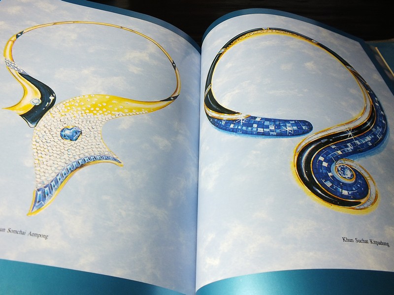 Jew Fest Catalogue 2 โดย สมาคมผู้ค้าอัญมณีไทยเเละเครื่องประดับ (TGJTA) ปกแข็ง 240 หน้า ปี 1995