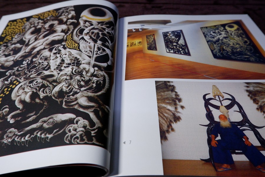 มนุษย์ต่างดาว โดย ถวัลย์ ดัชนี พิมพ์ครั้งเเรก ปี 2552