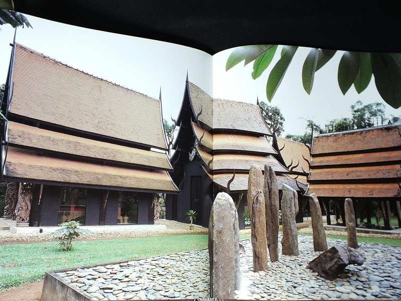 LANNA STYLE: ART & DESIGN OF NORTHERN THAILAND by Ping Amranand-William Warren ปกแข็ง ปี 2001