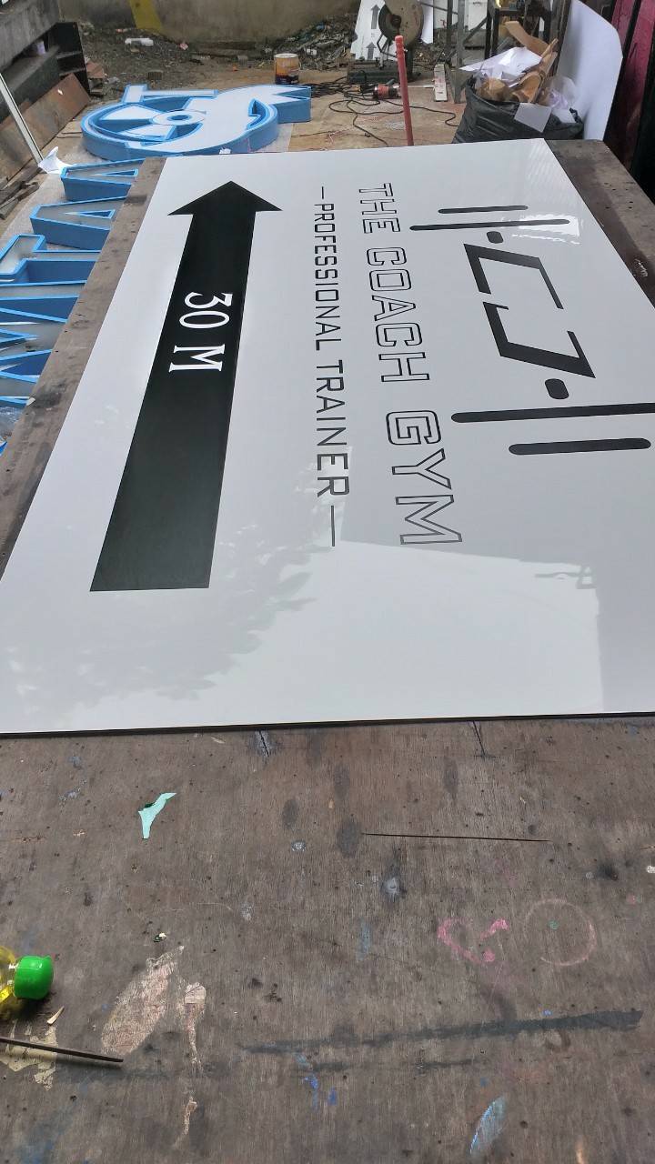 ป้ายอะคริลิคสีขาว ติดสติ๊กเกอร์ไดคัทสีดำ