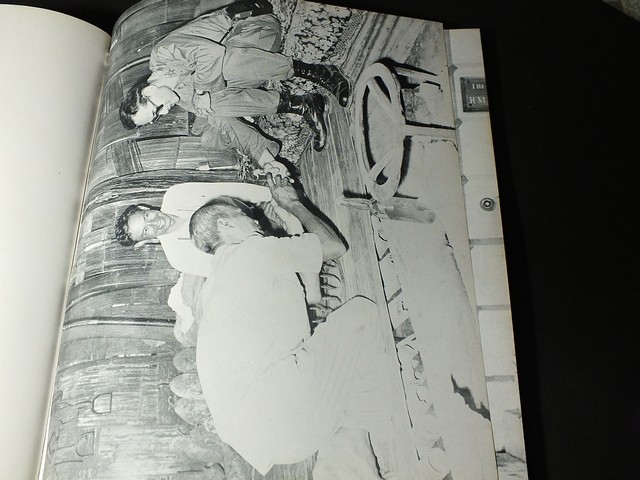 ประมวลพระบรมฉายาลักษณ์ พระราชกรณียกิจ เเละ พระราชจริยวัตร ปี 2515 ปกแข็ง