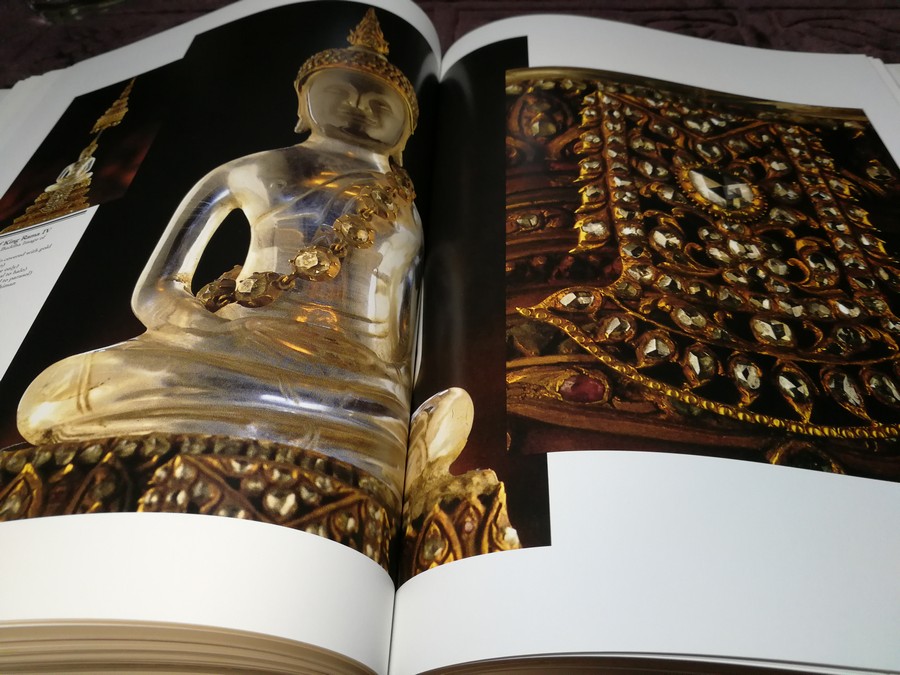 Buddha Images in the Grand Palace (พระพุทธปฏิมาในพระบรมมหาราชวัง) ปกแข็งมีกล่อง ปี 1994 (Pre-Order สอบถาม)