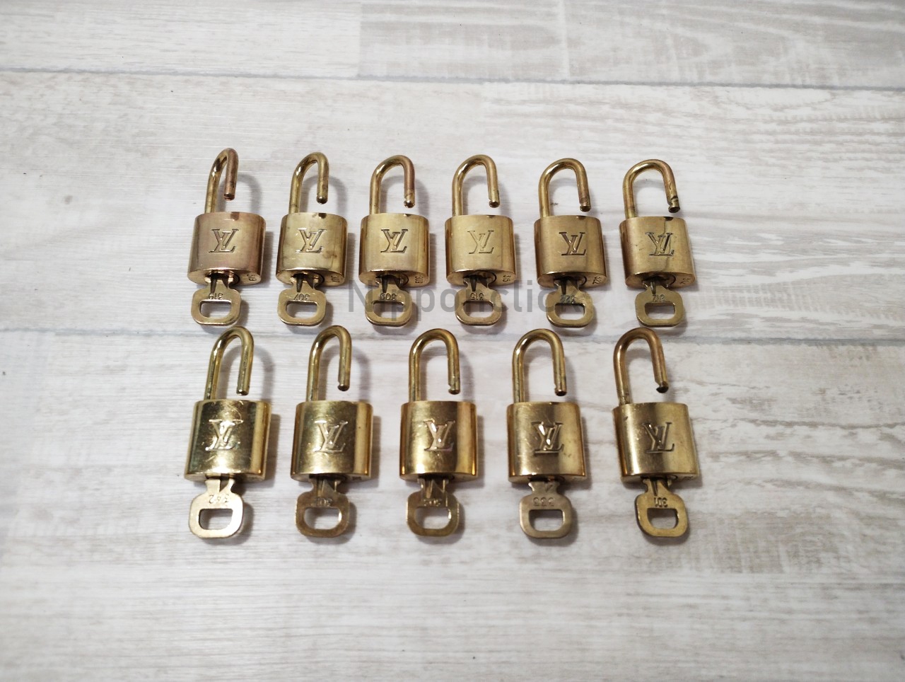 Louis Vuitton Key - กุญแจหลุยส์ วิคตอง ของแท้ ราคา 1 เซต(แม่กุญแจ1 + ลูกกุญแจ 1)