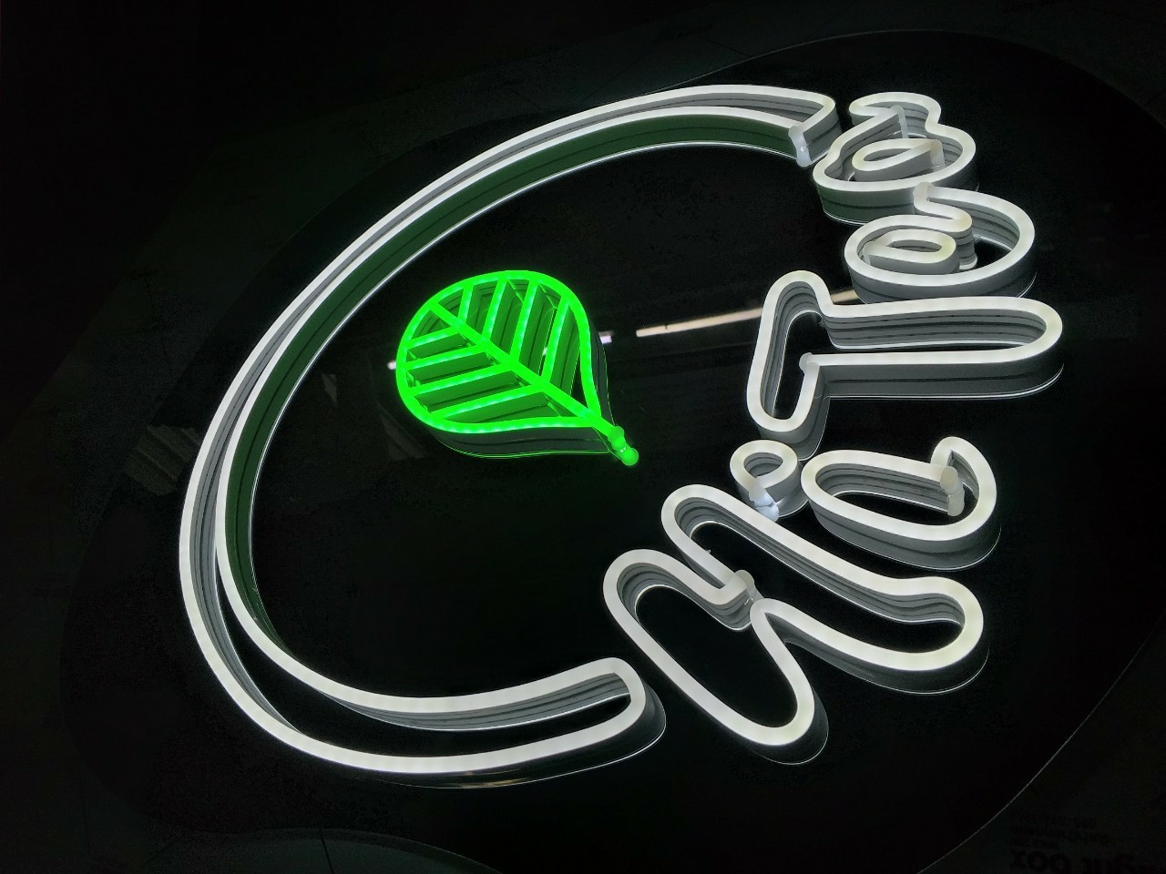 ป้ายไฟนีออนLED Hi Tea สแตนเลสรองหลัง