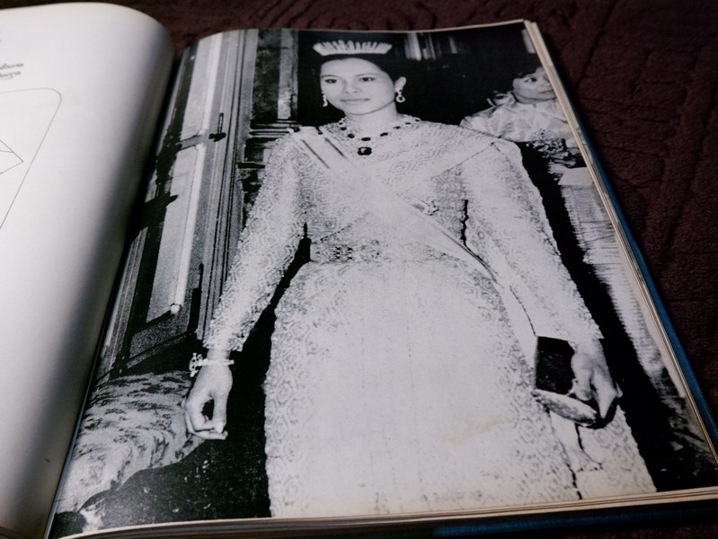 สมเด็จพระนางเจ้าสิริกิติ์ พระบรมราชินีนาถ โดย น.ส.พ. ดาราไทยราบวัน ปกเเข็งหุ้มผ้าไหม