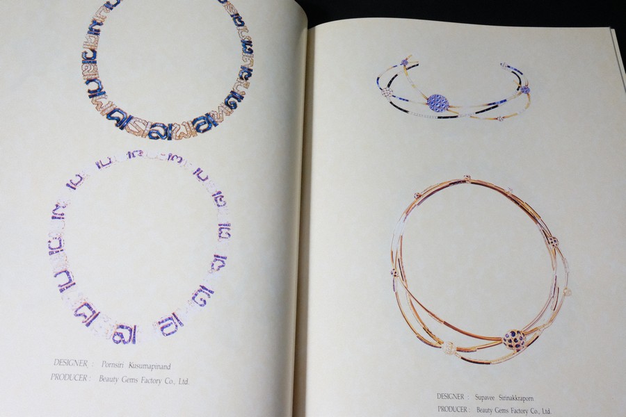 Jew Fest Catalogue 3 โดย สมาคมผู้ค้าอัญมณีไทยเเละเครื่องประดับ (TGJTA) ปกแข็ง 200 หน้า ปี 1996