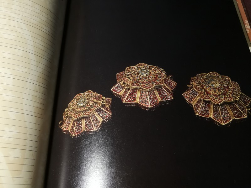 ศิลปะวัตถุ ปกเเข็งลายทอง มีรูปภาพสี 62 หน้า (เป็นสมุดบุนทึกโทรศัพท์) ปี 2529