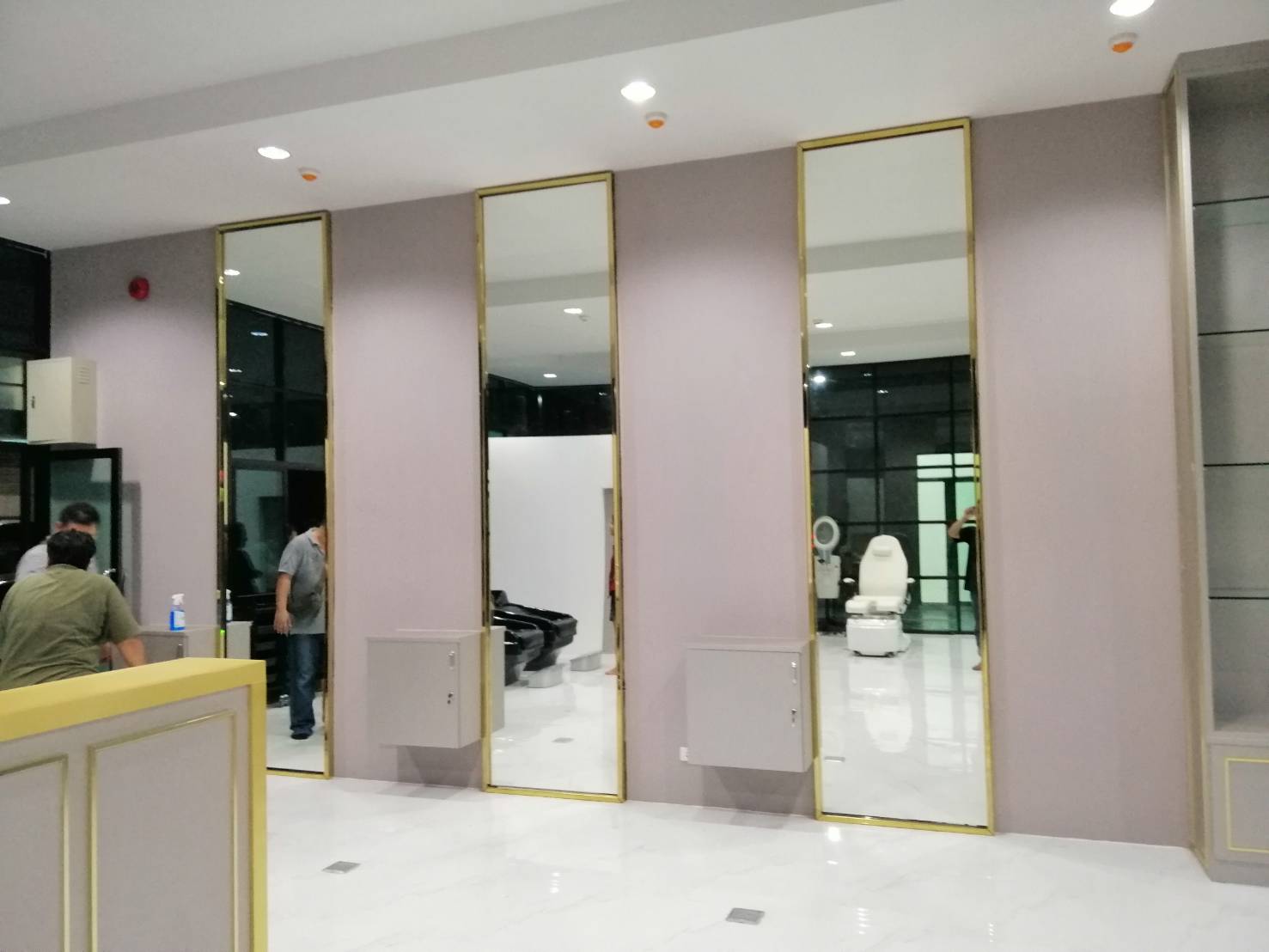 งานกระจกเงา ติดกรอบสแตนเลสสีทอง กระจกร้านเสริมสวย กระจกร้านตัดผม