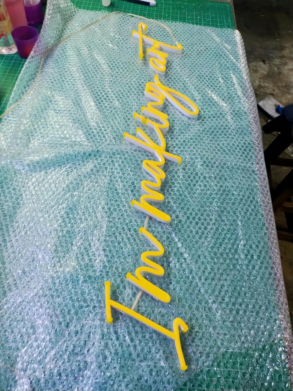 ป้ายไฟนีออน LED อะคริลิคใสรองหลัง