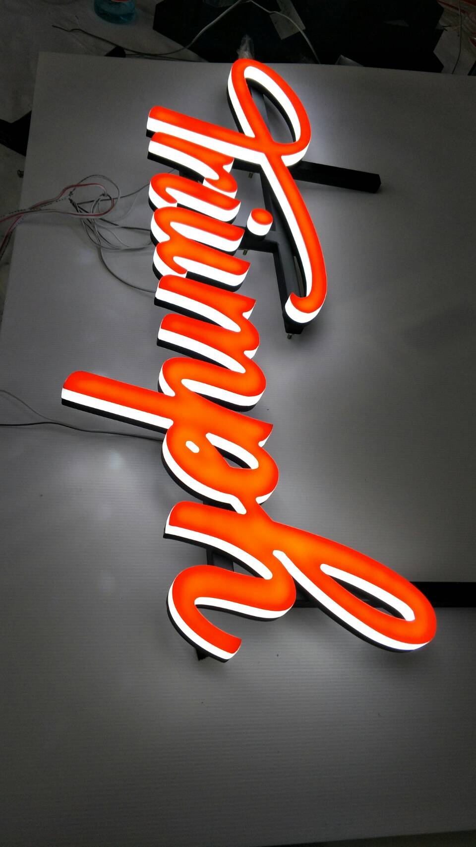 งานอักษรไฟขุดอุดอะคริลิคไฟออกรอบตัว