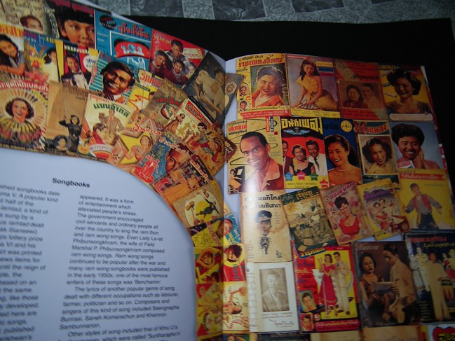 A Century of THAI GRAPHIC DESIGN (สิ่งพิมพ์สยาม) โดย อเนก นาวิกมูล ปี 2543(สอบถาม)