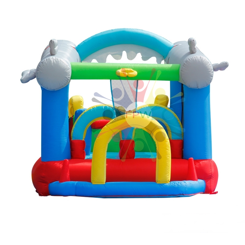 บ้านลมขนาด 570x270x230 cm สินค้าผลิตและออกแบบได้ลงตัวและน่ารักสุดๆ พร้อด้วยฟังท์ชั่นที่เสริมสร้างพัฒนาการและจินตนาการได้อย่างครบครัน มีสีสันสดใสออกแบบมาเพื่อกระตุ้นประสาทตาในการมองเห็นของเด็กๆ เหมาะสำหรับเด็กอายุ 3-10 ขวบน้ำหนักโดยรวมไม่เกิน 100 กิโลกรัม