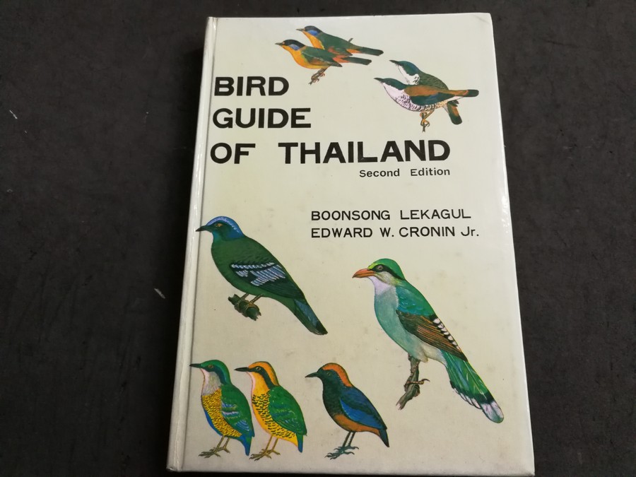 BIRD GUIDE OF THAILAND by Boonsong Lekagul . hardcopy . Copyright 1974