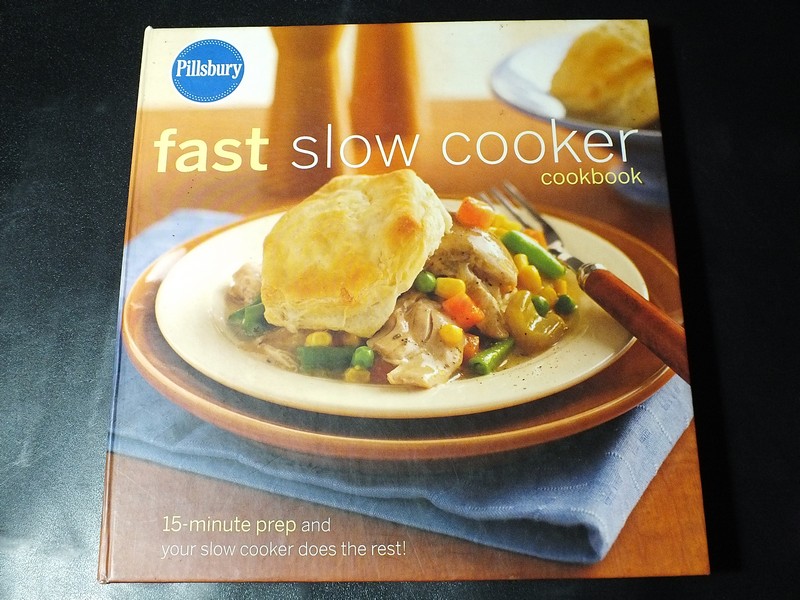 fast slow cooker COOKBOOK by Pillsbury ปกแข็ง 207 หน้า ปี 2009