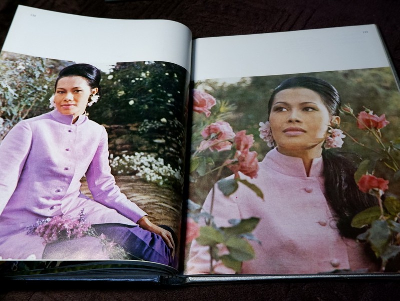 ลิลิตพระราชประวัติ เเละพระบรมฉายาลักษณ์ ของ สมเด็จพระนางเจ้าสิริกิติ์ พระบรมราชินีนาถ ปกเเข็ง