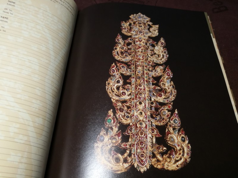 ศิลปะวัตถุ ปกเเข็งลายทอง มีรูปภาพสี 62 หน้า (เป็นสมุดบุนทึกโทรศัพท์) ปี 2529