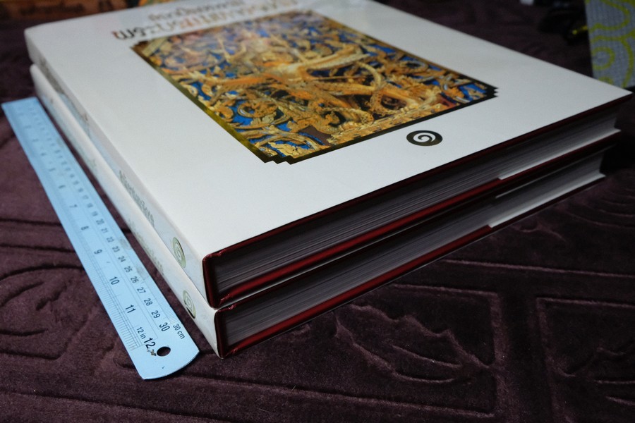 สถาปัตยกรรม พระบรมมหาราชวัง โดย สำนักราชเลขาธิการ ปกแข็ง 2 เล่ม พร้อมกล่อง (สอบถาม)